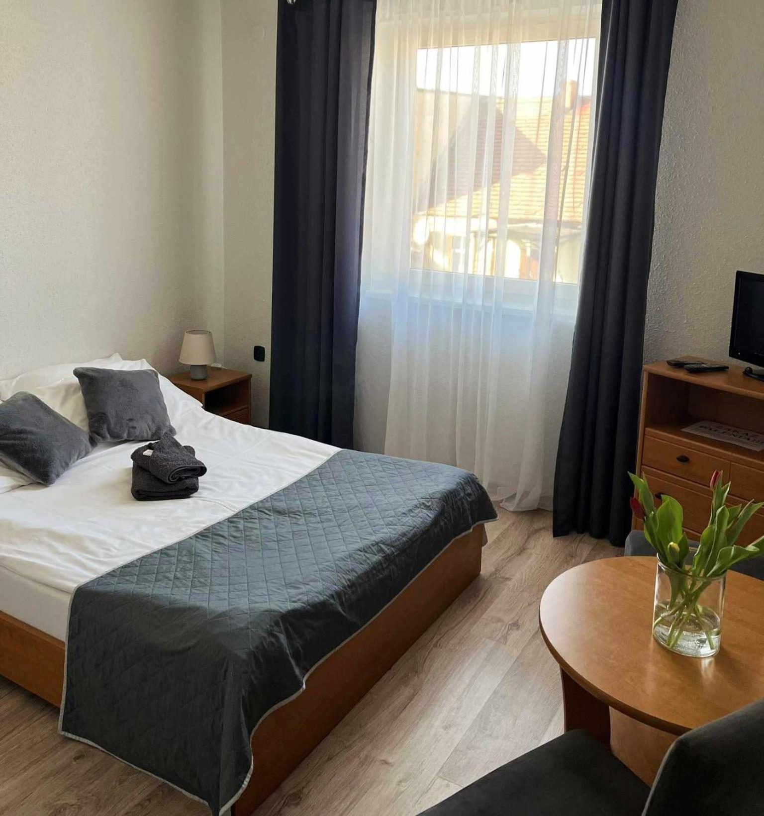 Kamienica Pokoje & Restauracja Opalenica Buitenkant foto